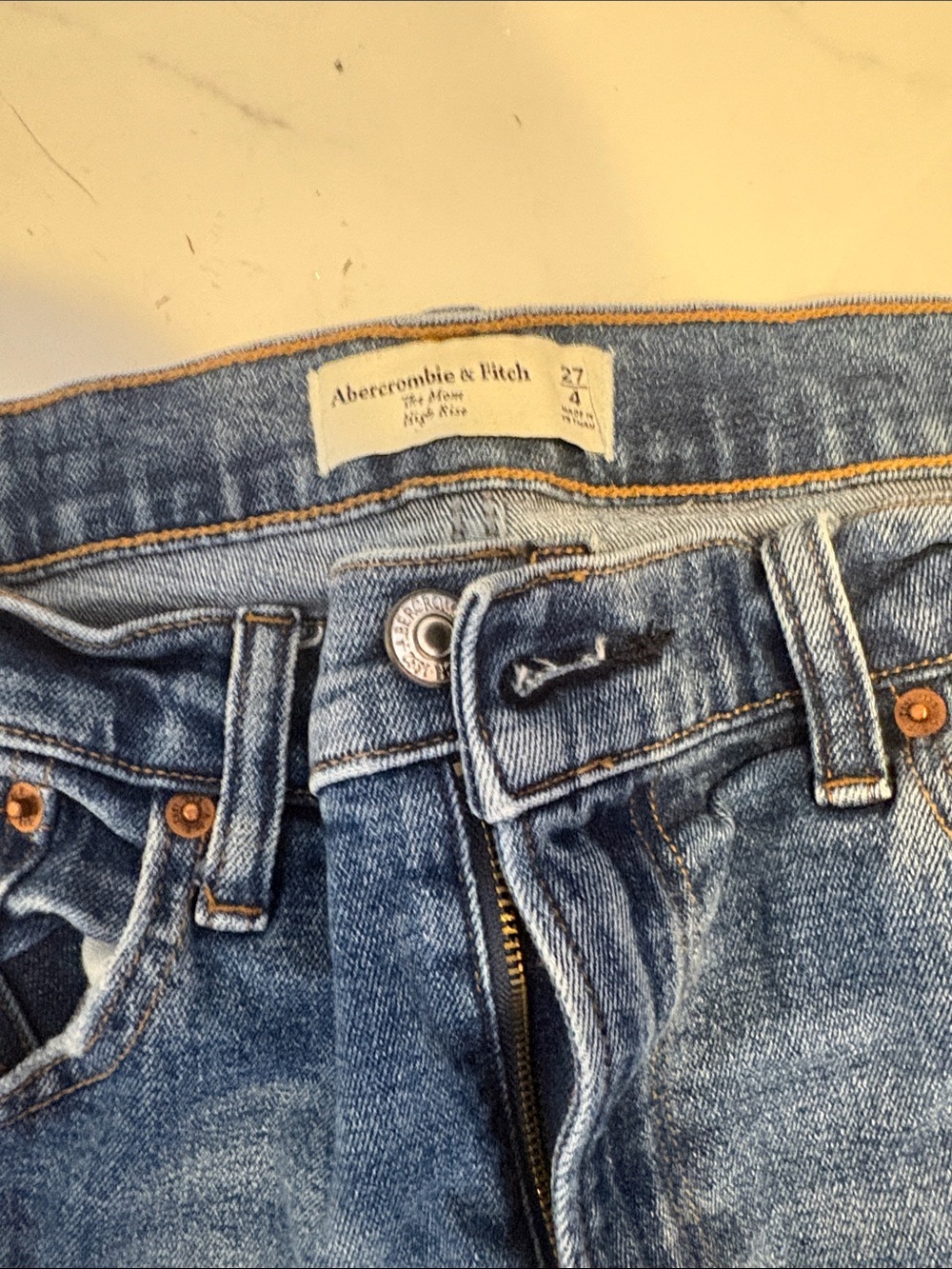 Abercrombie & Fitch the mom high rise blue Jeans size 4